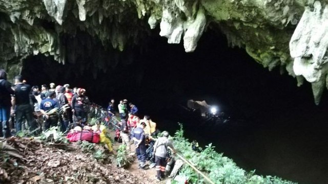 Xe đạp và giày bóng đá của đội bóng được tìm thấy ở cửa hang Tham Luang, tỉnh Chiang Rai