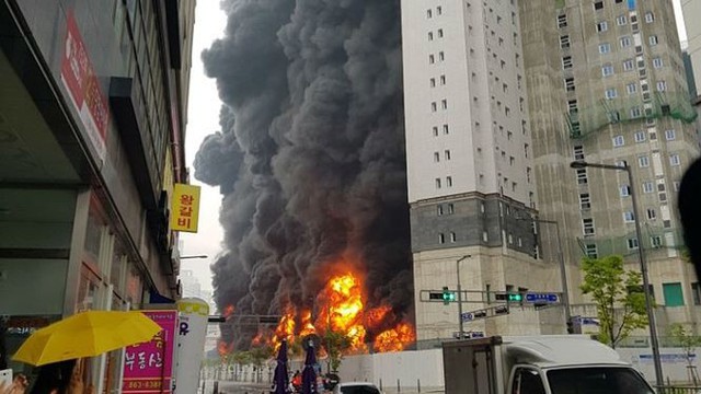 Kh&oacute;i đen bốc nghi ng&uacute;t từ hiện trường. Ảnh: RT