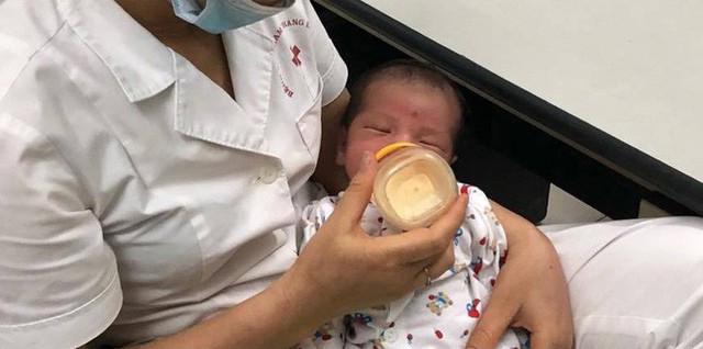 Ch&aacute;u b&eacute; rất ngoan