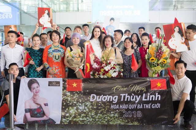 Đông đảo người thân, bạn bè đã mang băng rôn, cờ và hình ảnh của Dương Thuỳ Linh ra sân bay chào mừng cô.