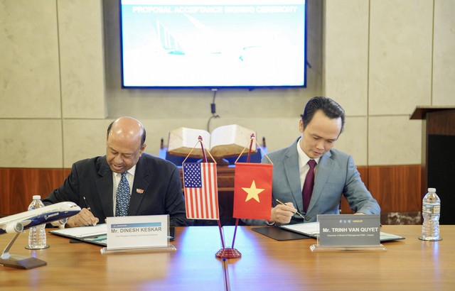 
Chủ tịch Tập đoàn FLC Trịnh Văn Quyết (phải) và Phó Chủ tịch phụ trách kinh doanh khu vực châu Á – Thái Bình Dương và Ấn độ của Boeing Dinesh Keskar (trái) thực hiện lễ ký kết.
