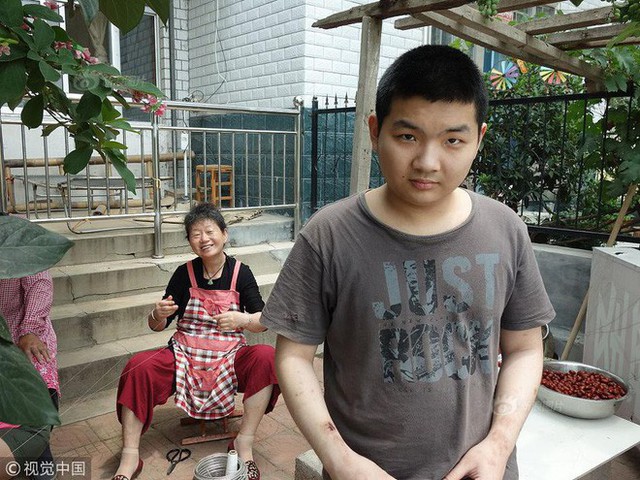 Quảng Chấn c&oacute; cuộc sống hạnh ph&uacute;c tại Viện dưỡng l&atilde;o c&ugrave;ng c&aacute;c cụ &ocirc;ng, cụ b&agrave;. (Ảnh: Internet)