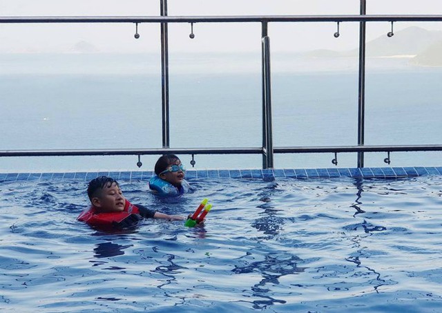 Bảo Nam và bé Na đều thích bơi lội nên trong suốt kỳ nghỉ cả hai đòi bố mẹ cho xuống hồ bơi chơi đùa cả ngày.