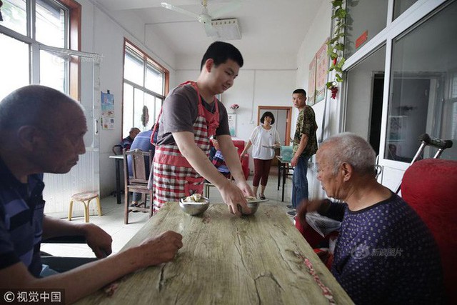 Ch&agrave;ng trai trẻ duy nhất sống c&ugrave;ng &ocirc;ng b&agrave; trong viện dưỡng l&atilde;o. (Ảnh: Internet)