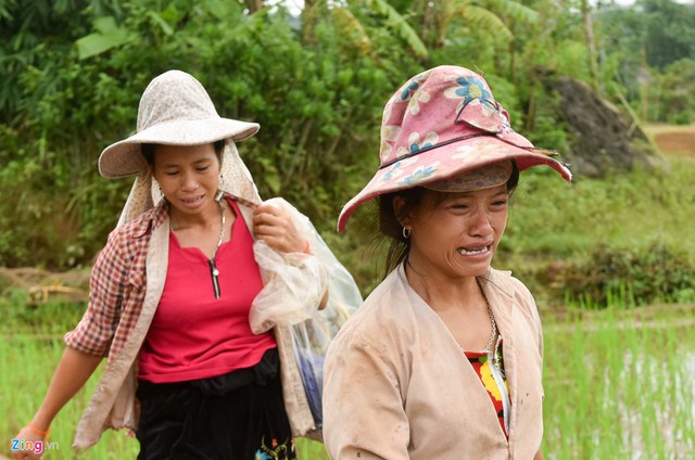 Ban đầu, do thi thể dập nát nên chưa nhận diện được. Em gái chị Lò Thị Đấng nghe tin vừa khóc vừa chạy vào nhưng sau đó không phải.