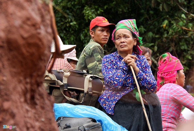 Người nhà nạn nhân vẫn túc trực ở hiện trường và chờ đợi phép màu sẽ xảy ra. Cả 3 gia đình có người mất tích đều có hoàn cảnh khó khăn. Phần lớn tài sản đều để ở lán dưới chân núi. Đợt sạt lở đất không chỉ cướp đi sinh mạng 5 người, mà còn cướp đi nhiều lúa, trâu, lợn, gà …