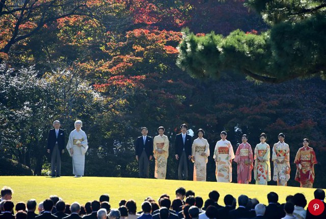 Hoàng đế Akihito cùng hoàng hậu Michiko và các thành viên hoàng gia hồi tháng 11/2017. Ảnh: AFP.