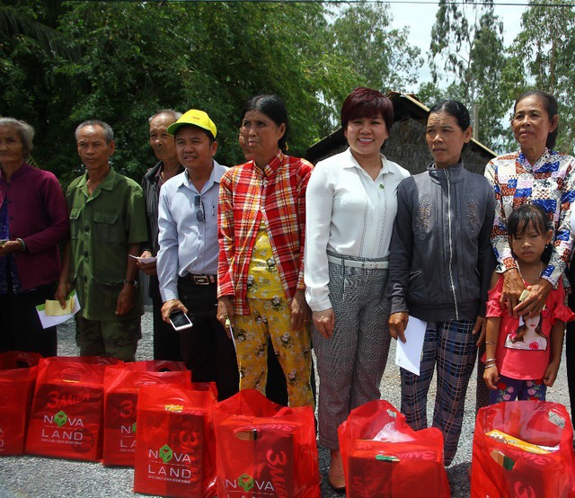 Nhiều phần quà cũng được trao đến các hộ dân có hoàn cảnh khó khăn tại địa phương