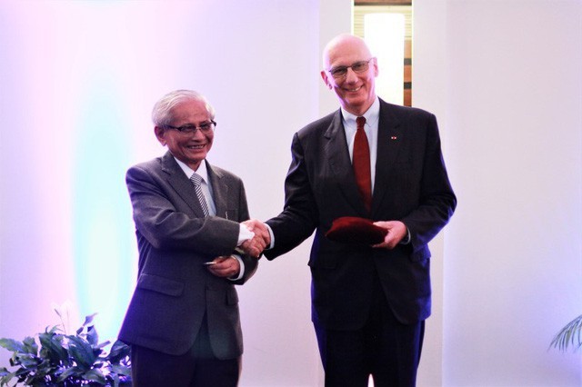 GS Michel Zink trao huy chương truyền thống của Viện Văn Khắc và Mỹ Văn Pháp cho GS Phan Huy Lê. Ảnh: Lê Văn (VNN)