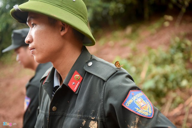 Chiến sĩ Vũ Tùng Lâm thuộc Tiểu đoàn cảnh sát cơ động Lai Châu cho biết anh nhận nhiệm vụ vào Noọng Hẻo từ ngày 26/6. Dù công việc rất khó khăn, đất đai sụt lún, trời mưa thường xuyên nhưng anh vẫn cố gắng làm nhiệm vụ. Anh hy vọng sẽ tìm thấy thi thể nạn nhân cho gia đình yên lòng.