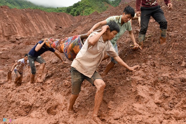 Sau 3 ngày tìm kiếm, thi thể cháu Lò Văn Kiếm (15 tuổi) đã được tìm thấy vào sáng 27/6. Anh Lò Văn Thâng phát hiện thi thể bị vùi lấp gần khe suối nên tri hô. Các chiến sĩ đã đào bới để sau đó người nhà đưa về mai táng.