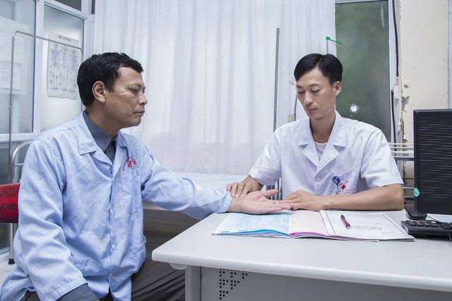 
Thạc sĩ, bác sĩ Nguyễn Quang Dương (Bệnh viện Tuệ Tĩnh) khám cho bệnh nhân.
