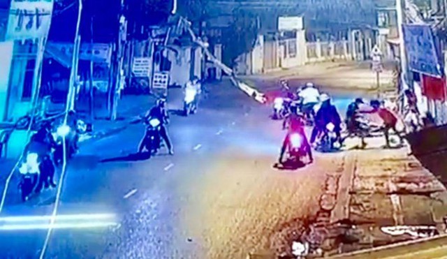 Nhóm thanh niên chém nhầm hai người đi đường