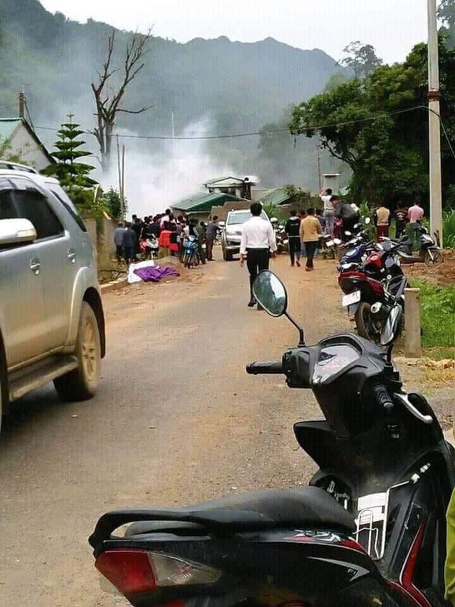 
Lực lượng phòng chống ma túy tiến vào bản Tà Dê truy bắt các đối tượng tội phạm khét tiếng về ma túy. 
