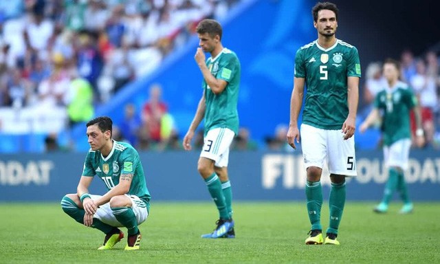 Các cầu thủ Đức buồn rầu rời khỏi World Cup 2018.