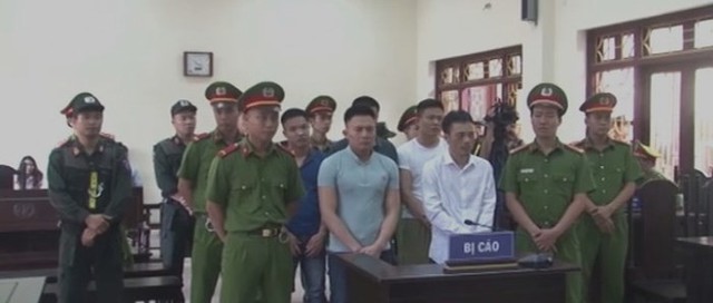 Các bị cáo tại phiên xét xử sơ thẩm, ngày 27-6
