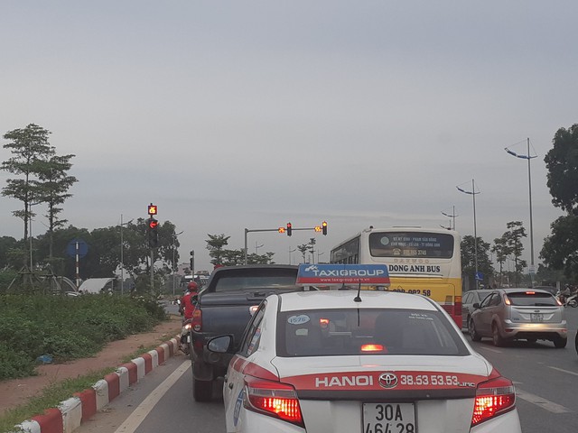 Lái xe buýt tuyến 46 đã chấp hành nghiêm hiệu lệnh đèn tín hiệu tại nút giao đường Trường Sa với đường 6km.