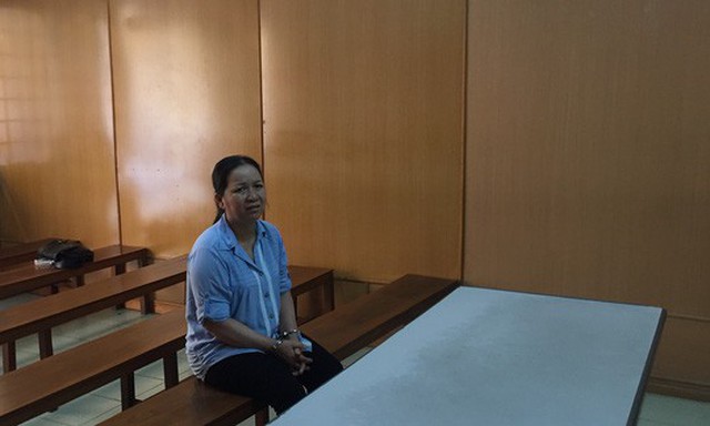 
Bị cáo Huỳnh Thị Hạnh chờ tòa tuyên án
