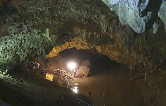 Lực lượng cứu hộ vẫn chưa thể xác định vị trí của các nam sinh bị kẹt trong hang Tham Luang. Ảnh: AP.