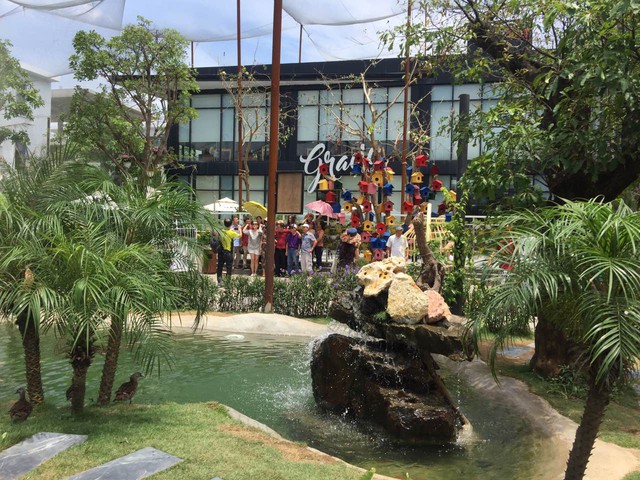 Mùa hè năm nay, du khách tới FLC Samson Beach and Golf Resort được trải nghiệm một tiện ích vô cùng kỳ thú, đó là Vườn chim nhiệt đới sống động ngay bên bờ biển. Vườn chim nhiệt đới được xây dựng quy mô bên cạnh khuôn viên khu cafe Gracio, là nơi hội tụ của hơn 500 cá thể chim đa dạng, trong đó có nhiều loài hiếm và đặc sắc như Trĩ hoàng đế, Chim công ngũ sắc, Vịt uyên ương, Vẹt Hồng Kông, Thiên nga…