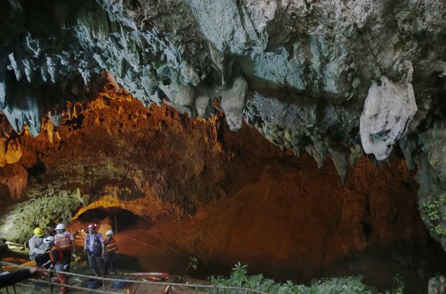 Hang Tham Luang có kết cấu phức tạp với hang rộng và lối đi hẹp liên tiếp, trải dài 10 km. Ảnh: AP