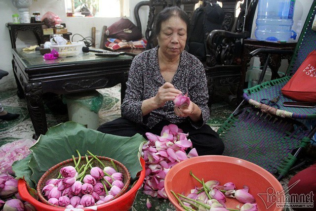 Nghệ nhân chỉ ướp trà vào buổi sáng. Để hoàn thành 1kg trà sen phải mất từ 1-2 tuần