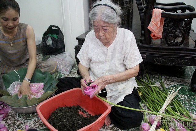 Nguyễn Thị Dần (95 tuổi) là nghệ nhân cao tuổi nhất còn gắn bó với nghề truyền thống làm trà sen Tây Hồ