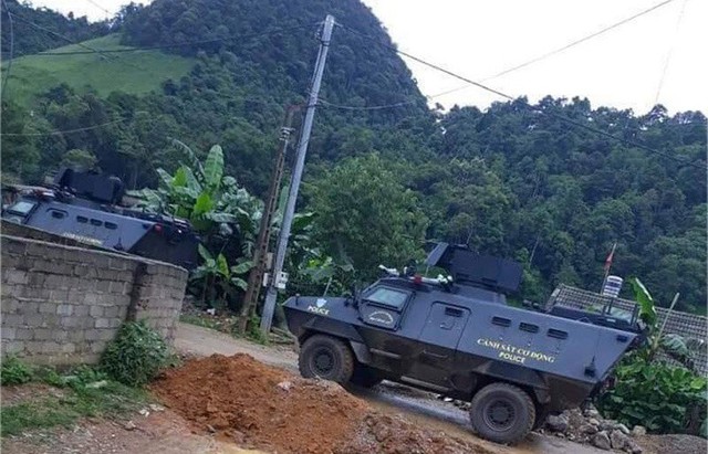 Hàng trăm cảnh sát với trang bị hiện đại cùng xe bọc thép bất ngờ đột kích vào nhà 2 tên trùm ma tuý Nguyễn Thanh Tuân và Nguyễn Văn Thuận ở bản Tà Dê, Lóng Luông, Vân Hồ, Sơn La. Ảnh: TL