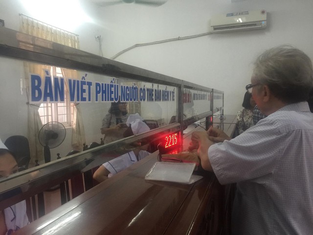 
Thanh toán viện phí cho người có BHYT tại BVĐK huyện Hải Hậu, tỉnh Nam Định. Ảnh: V.Thu
