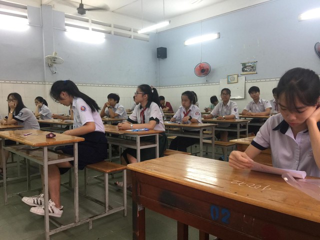 Thí sinh dự thi tuyển sinh lớp 10 tại TP.HCM (Ảnh: Lành Nguyễn).