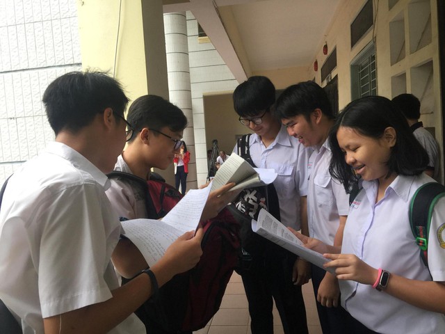 Nhóm học sinh có nguyện vọng đăng ký vào lớp chuyên Anh văn ôn bài trước khi thi