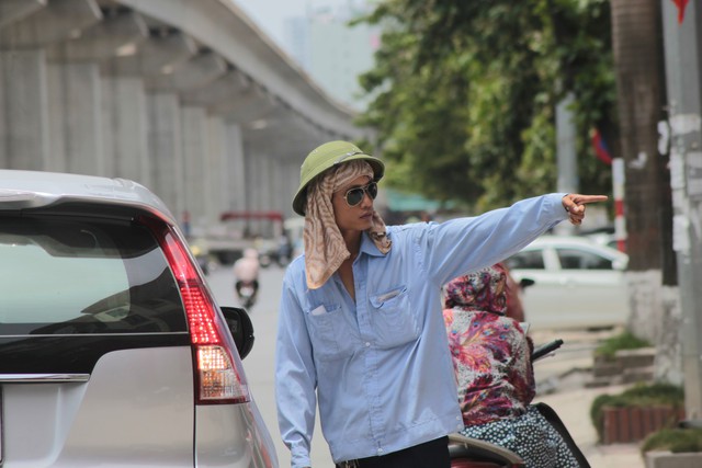 Người thanh niên này phải đội quấn một chiếc khăn ướt để chống nóng khi làm việc dưới đường.