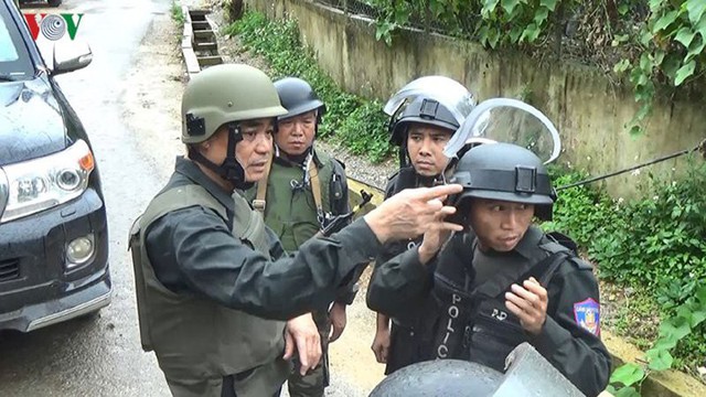Đại tá Trần Anh Tuấn, Giám đốc Công an tỉnh Sơn La trực tiếp chỉ đạo các đơn vị tham gia bắt các đối tượng truy nã. Ảnh: VOV