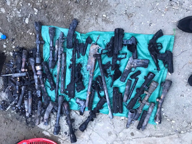
Số vũ khí còn lại của các đối tượng sau cuộc tấn công của công an vào đại bản doanh ma túy ở Lóng Luông - Ảnh công an cung cấp

