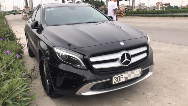 Chiếc xe sang của vị khách quên trả tiền! (Ảnh Đỗ Minh Chi)