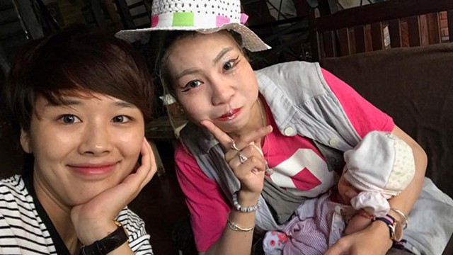 Thương cảm ho&agrave;n cảnh, Nguyễn Hương Linh (27 tuổi, b&ecirc;n tr&aacute;i) từng nhận nu&ocirc;i con trai của H&agrave; v&agrave; chăm s&oacute;c 2 mẹ con ở TP. HCM. Song, H&agrave; đ&atilde; tự &yacute; bỏ đi v&agrave; trở về H&agrave; Nội. Ảnh: NVCC. Ch&aacute;u b&eacute; kh&ocirc;ng c&oacute; dấu hiệu bị ngược đ&atilde;i, đ&aacute;nh đập