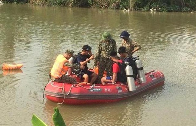 
Lực lượng chức năng tổ chức tìm kiếm thi thể anh K. trên kênh nước. Ảnh: Bạn đọc cung cấp
