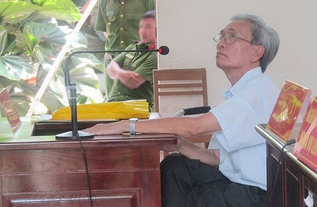 
Ông Nguyễn Khắc Thủy tại tòa
