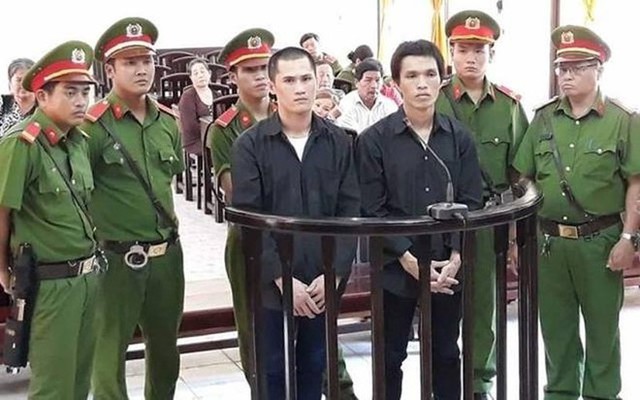 
Bị cáo Linh (bên phải ảnh) tại phiên toà sơ thẩm tháng 8/2017 của TAND tỉnh Kiên Giang.
