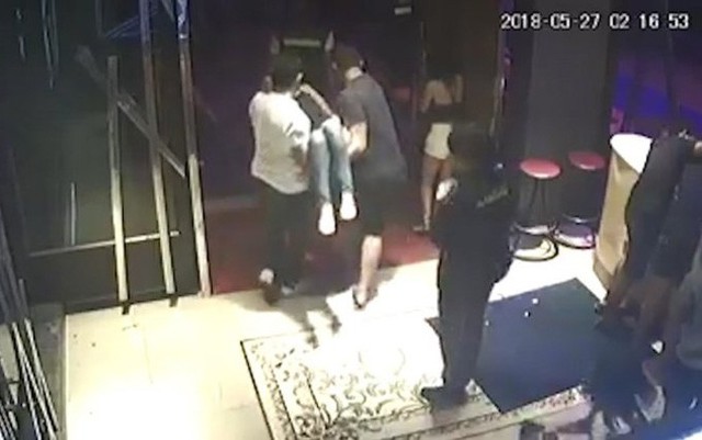 Nong Gift bị nh&oacute;m 4 nghi phạm bế ra ngo&agrave;i qu&aacute;n bar để l&ecirc;n xe tải. Ảnh: Viral Press.