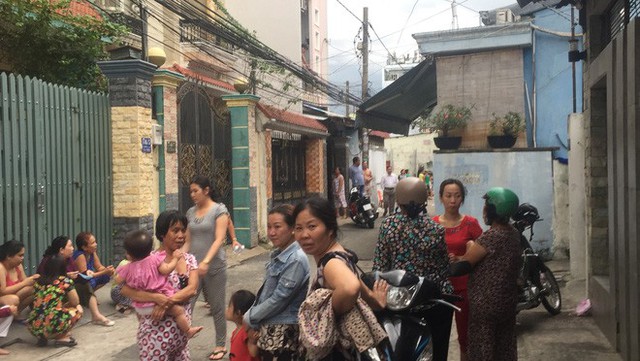 
Người dân theo dõi công an khám nghiệm. Ảnh: M.T
