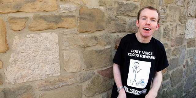 Lee Ridley - Lost Voice Guy là nghệ sĩ hài dày dặn kinh nghiệm sân khấu. Ảnh: PosAbility Magazine .