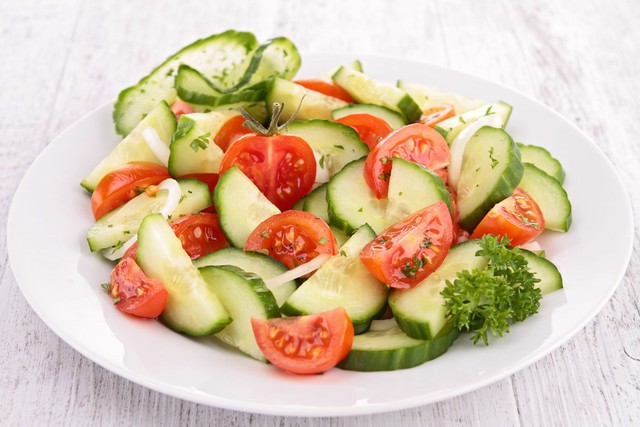 Salad mùa hè: Salad mùa hè là sự lựa chọn hoàn hảo cho một bữa ăn ngoài trời hay trong những ngày hè. Món salad đơn giản này gồm cà chua, dưa chuột và hành lá trộn cùng kem chua và thì là. Ngoài ra, bạn cũng có thể thay thế kem chua bằng sữa chua để có một món ăn khác với mùi vị tương tự. Ảnh: Drperlmutter.