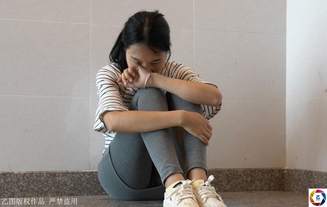 Hình ảnh cô Kim Yến mệt mỏi trước những tai ương đến với gia đình.