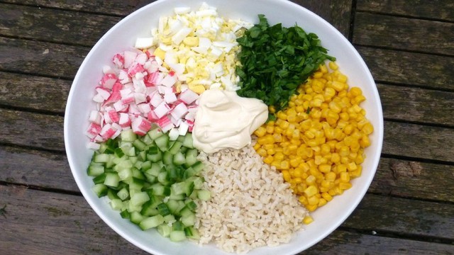 Salad thịt cua: Salad thịt cua dễ chế biến và thường xuất hiện trên bàn tiệc trong các dịp lễ kỷ niệm hay lễ hội ở Nga. Salad thịt cua gồm thanh cua thái nhỏ, trứng luộc, ngô đóng hộp, đậu Hà Lan, cà rốt trộn cùng sốt mayonnaise. Bên cạnh đó, một số biến thể của món ăn này còn bao gồm cơm và cải ngựa. Ảnh: Yandex.