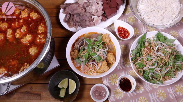 Món bún bò Huế tuy phần nguyên liệu hơi phức tạp và cách làm có phần tốn thời gian nhưng thành quả thu lại thì thực sự đáng lắm đấy. Thay vì ăn ở ngoài không đảm bảo vệ sinh bạn hãy tự tay vào bếp làm cho cả nhà thưởng thức nhé!