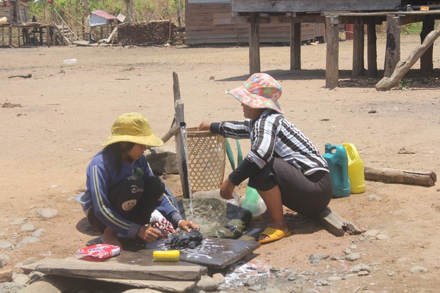 
Không được đến trường các em nhỏ phụ giúp bố mẹ làm công việc nhà.     Ảnh: Đức Huy
