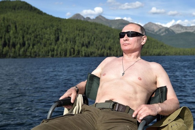 Tổng thống Vladimir Putin để ngực trần trong chuyến đi săn và câu cá ở Siberia. Ảnh: Reuters