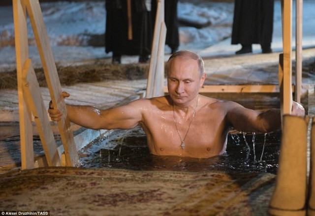 Tổng thống Putin đắm mình trong làn nước băng giá ở hồ Seliger. Ảnh: TASS
