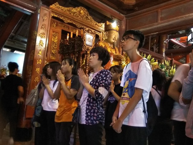 Phụ huynh và học sinh cùng đi cầu may tại Văn Miếu.